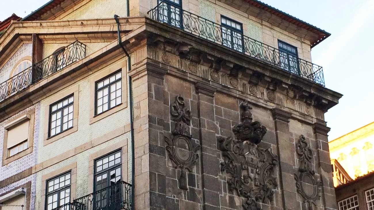 Reabilitação e Reconversão em Apartamentos e Comércio na Ribeira