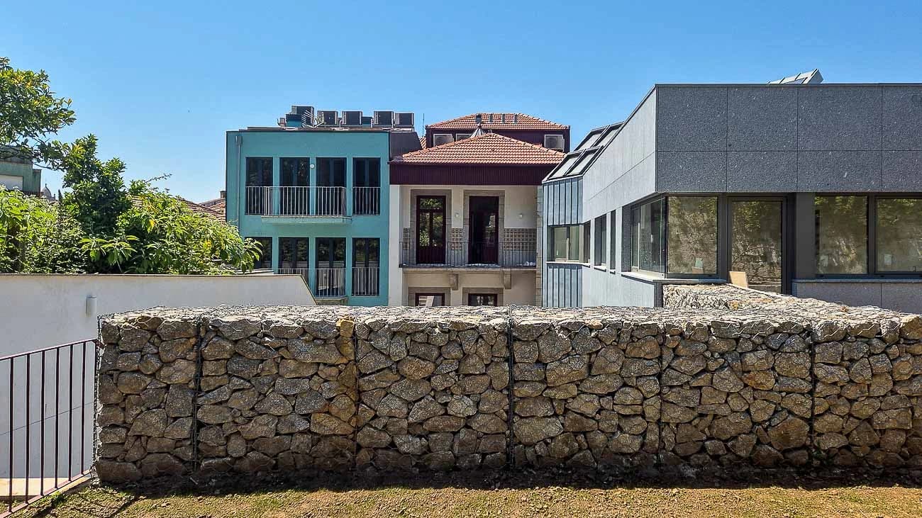 Reabilitação e Ampliação no Bonjardim: Reconversão de uma Casa Burguesa do Início do Século XX em 8 apartamentos