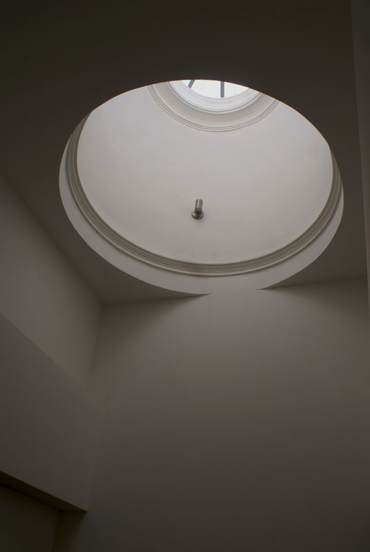 Pormenor da claraboia que proporcina iluminação e ventilação natural às escadas de acesso aos apartamentos do edifício reabilitado, nas Rua dosBragas, Porto.