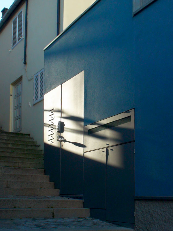 Pormenor da fachada de acesso aos 6 apartamentos duplex criados numa antiga oficina de torneiro mecânico, Porto.