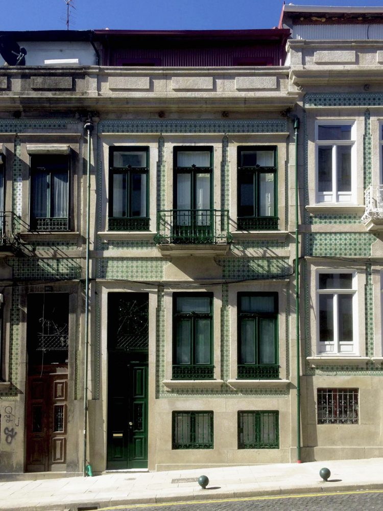 Fachada reabilitada de edifício convertido em sete apartamentos, na Rua Álvares Cabral, no Porto.